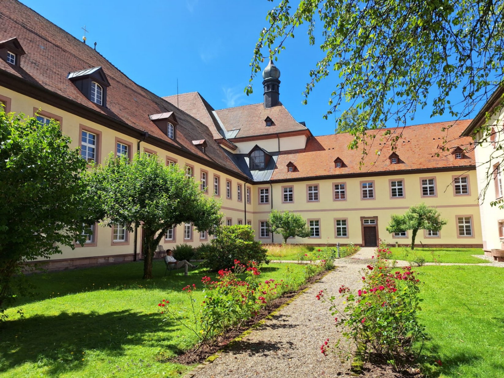 Innenhof und Klostergarten des Geistlichen Zentrums St. Peter