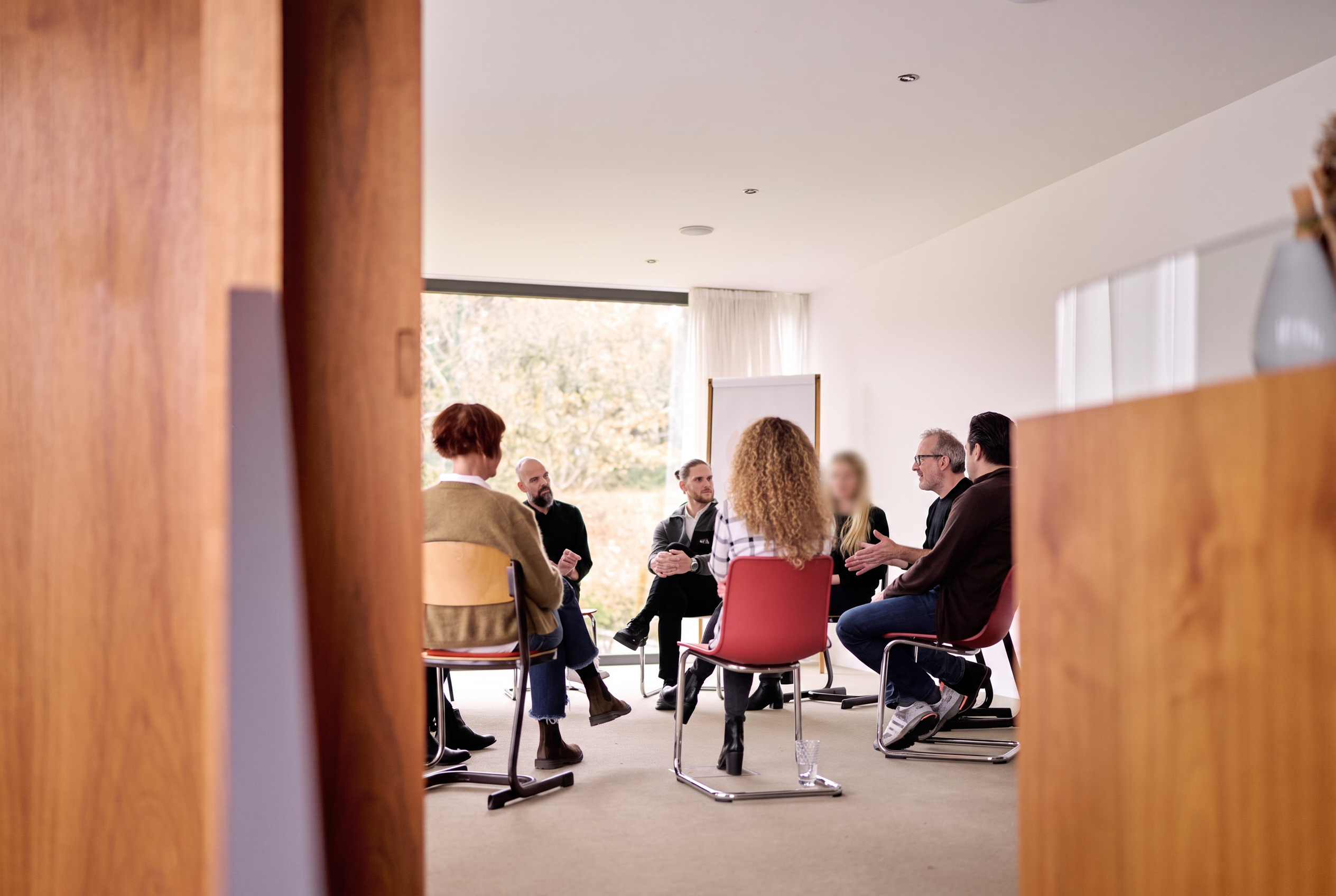 Teilnehmer im Gespräch in einem Lernraum des Executive Leadership Programs